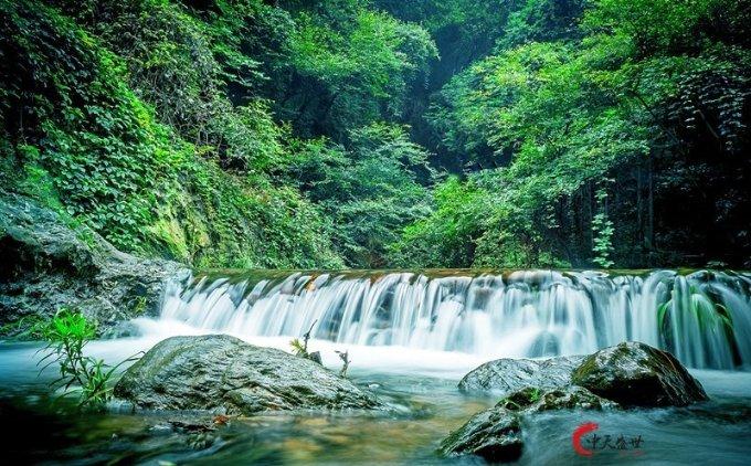民国女星艾霞才华横溢,却因爱上有妇之夫,爱情破碎,吞烟自尽